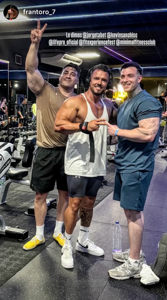Atletas Lifepro entrenando en Minimal Fitness Club