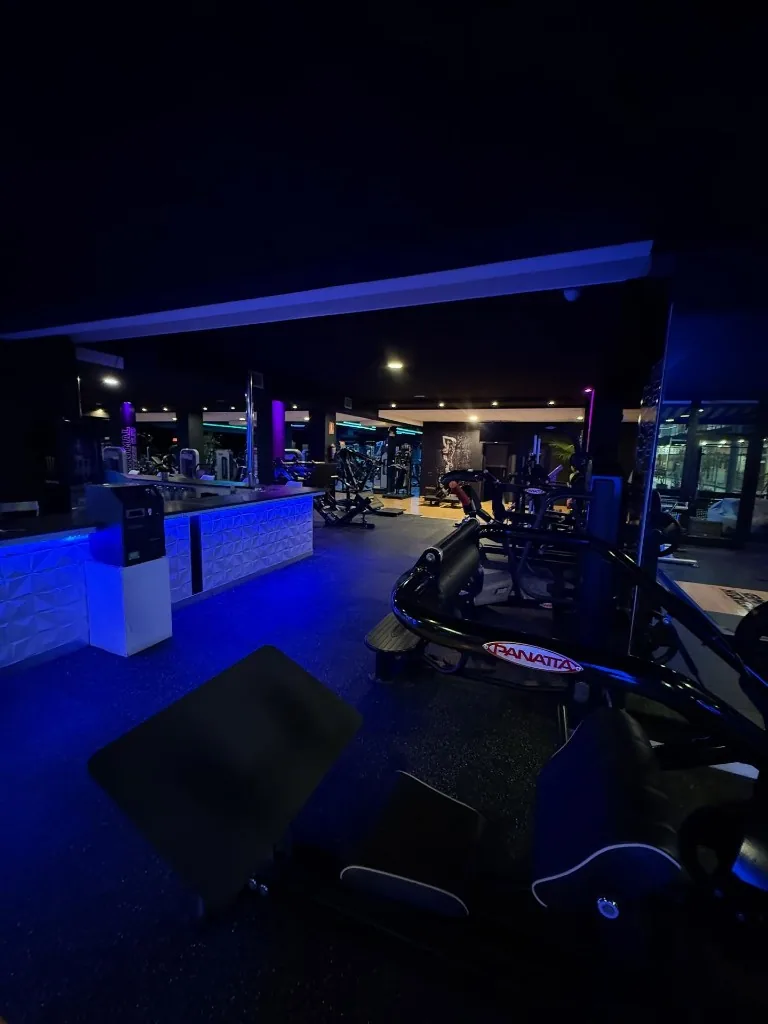 Ambiente relajado y bar en Minimal Fitness Club