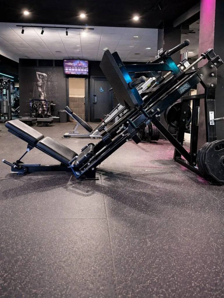 Prensa de piernas Hammer Strength en Minimal Fitness Club